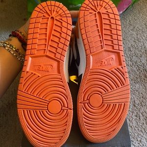 Jordan 1s low (Size 6.5Y)